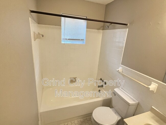 Building Photo - 915 Pope St