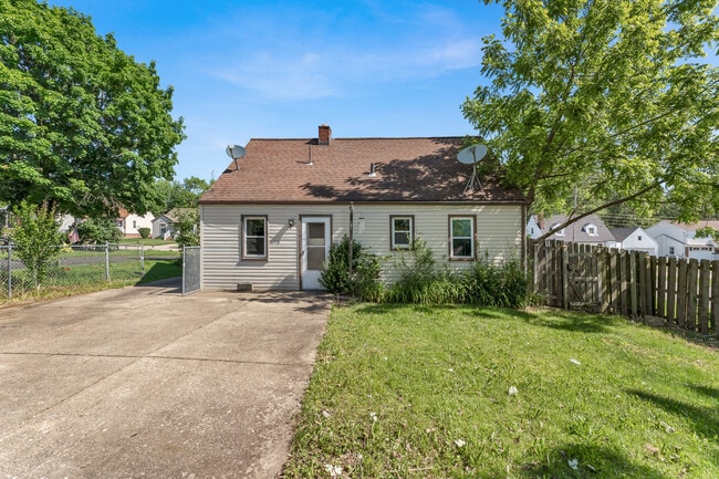 Building Photo - 610 Elm St