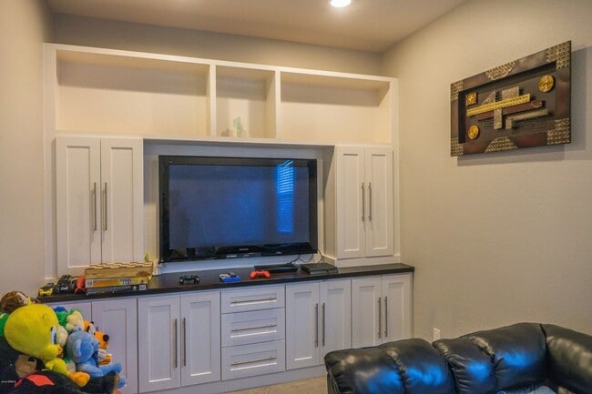 Building Photo - Gorgeous 4 Bed + den Single Level Home in gated community in North Peoria with RV Gate / BBQ!!