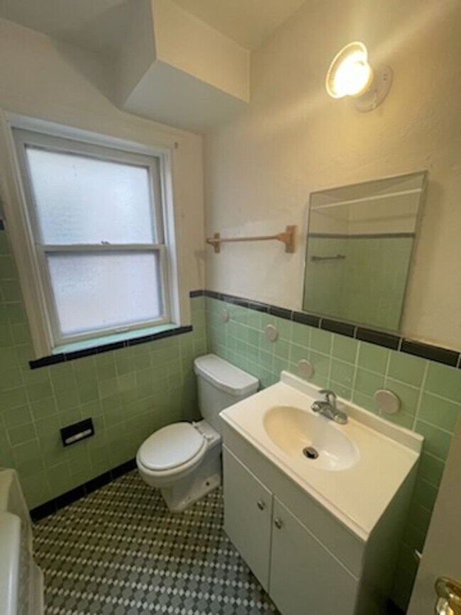 Building Photo - Charming 1-Bedroom Apartment