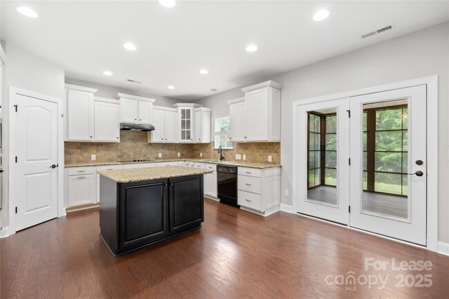 Building Photo - 2136 Laurens Dr