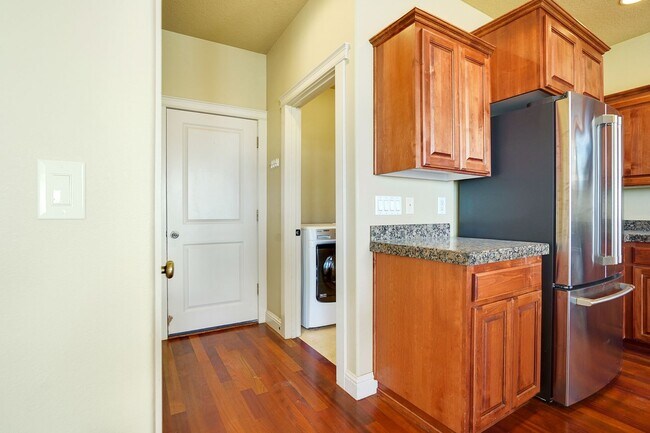 Building Photo - Spacious 4 bed, 3 bath home with sprawling views in West Salem