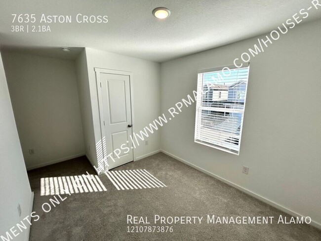 Building Photo - AVAILABLE NOW! 2-Story 3 Bedroom / 2.5 Bat...