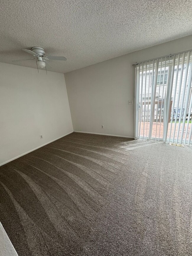 Building Photo - 2 Bedroom 1 1/2 Bath Townhome