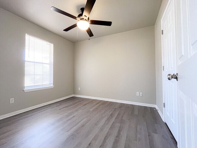 Building Photo - 3307 Southhill Dr