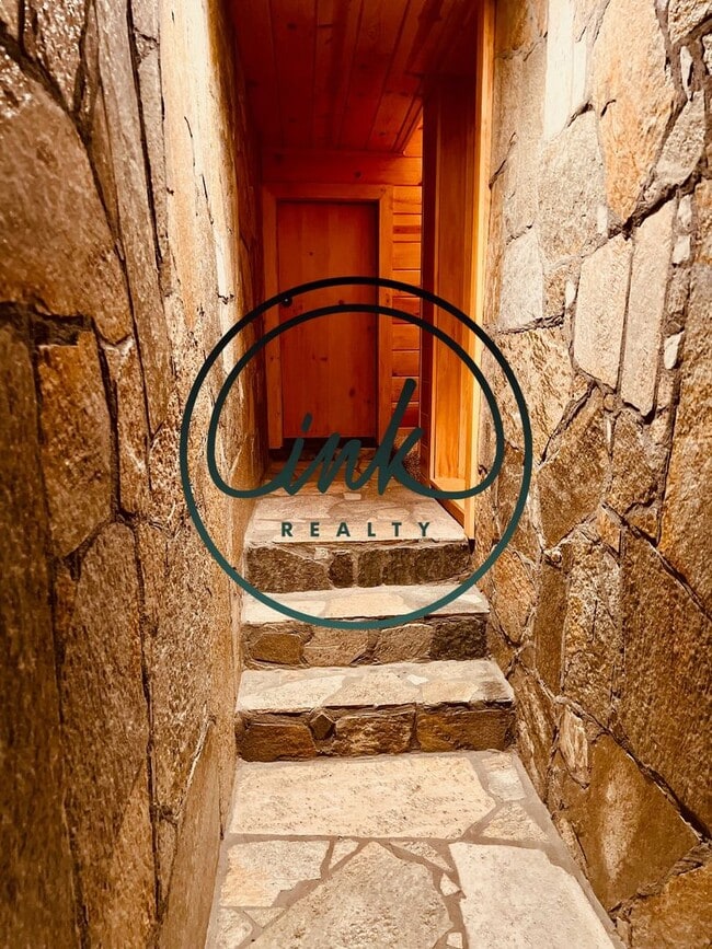 Building Photo - Charming Cabin-Style Home with Stunning To...