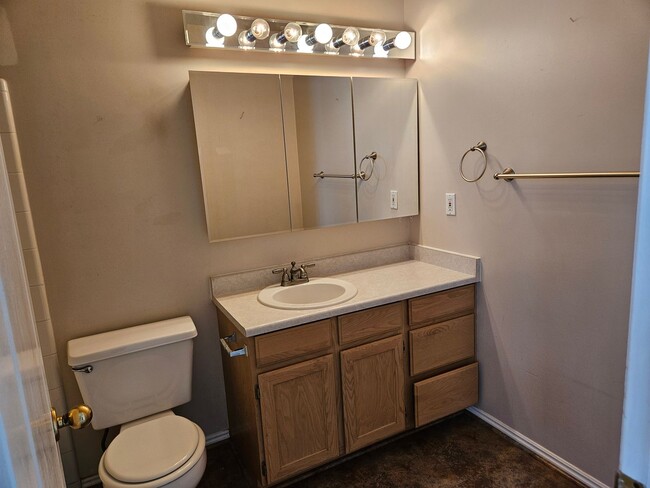 Building Photo - Beautiful 3 Bedroom/2.5 Bathroom in Midvale
