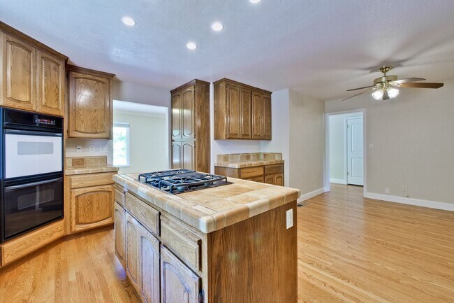 Building Photo - Spacious Home l Massive 12,525 Sq Ft Lot l...