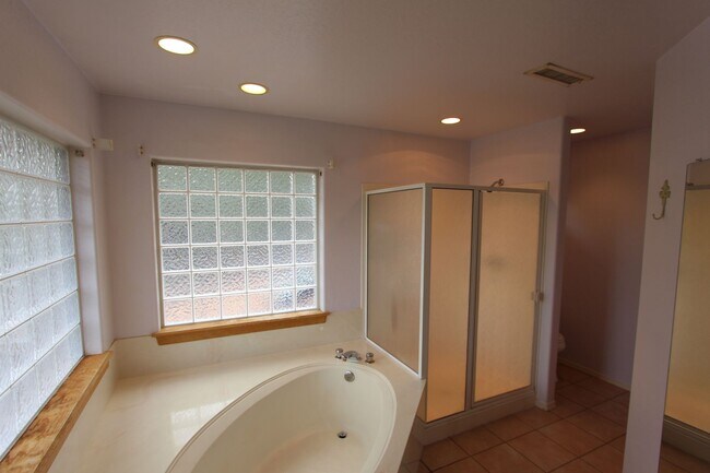 Building Photo - 2100 N Timberline Rd