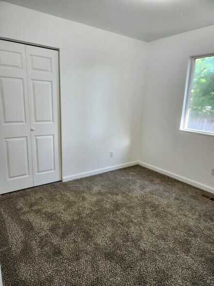 Bedroom 3 closet - 525 N Diamond Ave