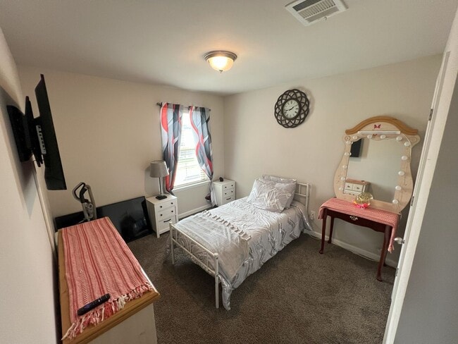 Building Photo - Stunning 4-Bedroom Home in Zachary's Mirav...