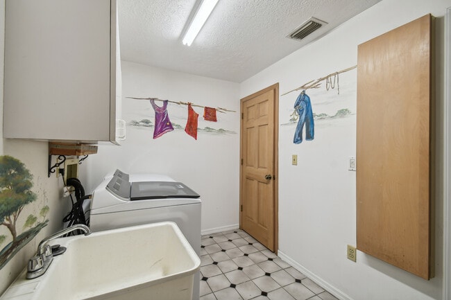 Building Photo - 2590 Sykes Creek Dr