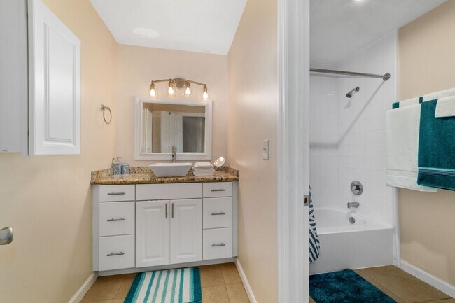 Building Photo - Haystacks Condo