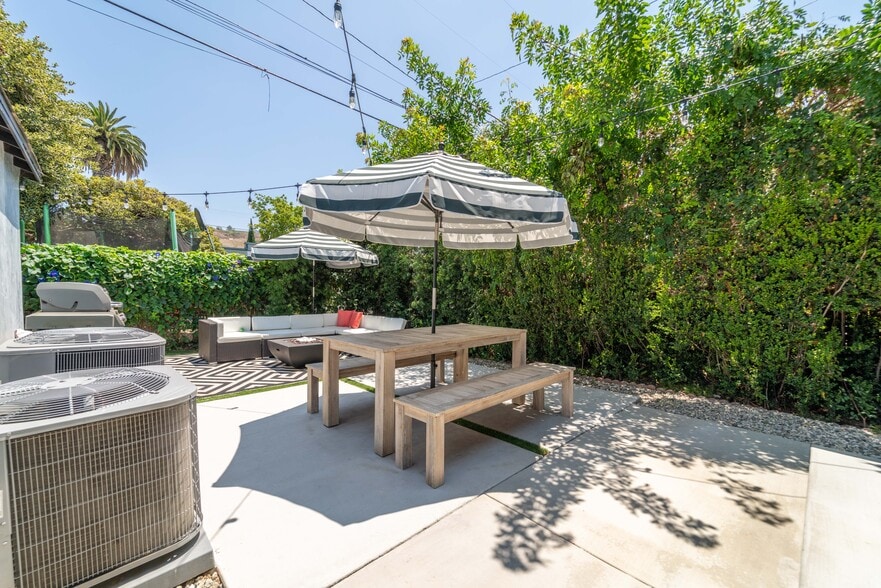 Private backyard - 9044 Carson St