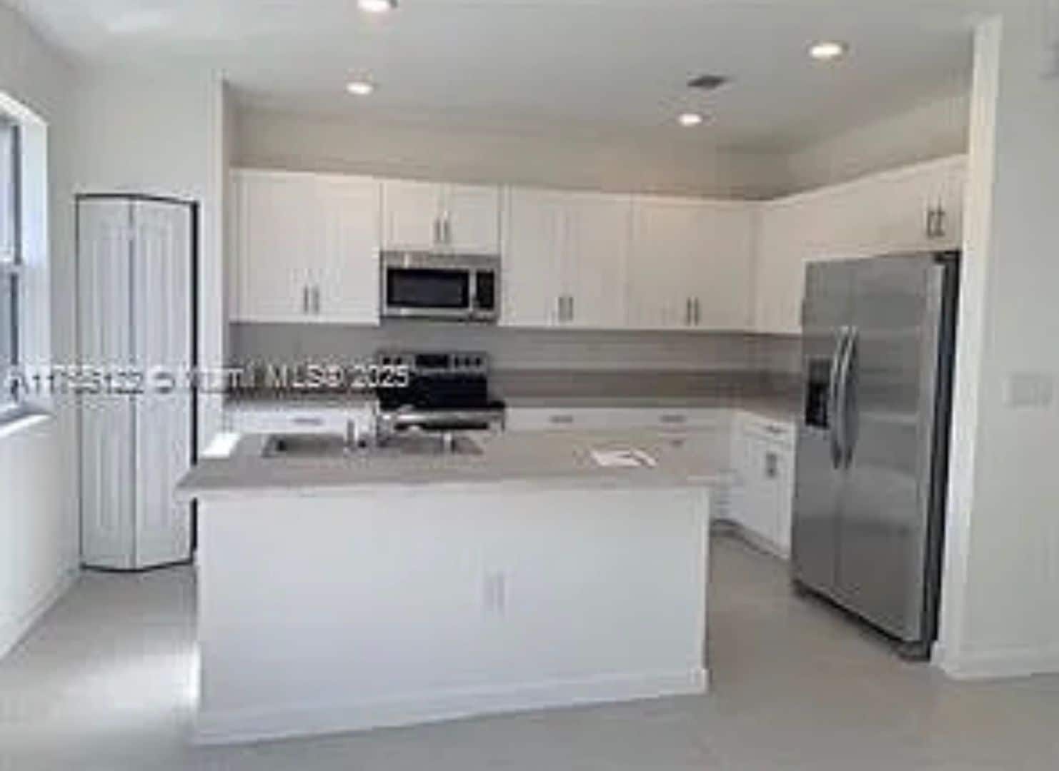 Building Photo - 2605 SE 11th Ct