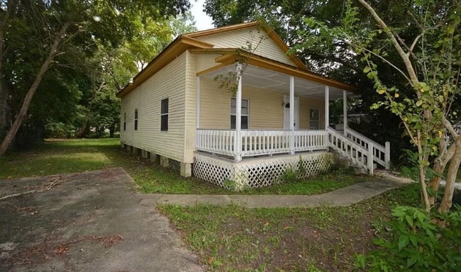 Building Photo - Spacious 3/2 house