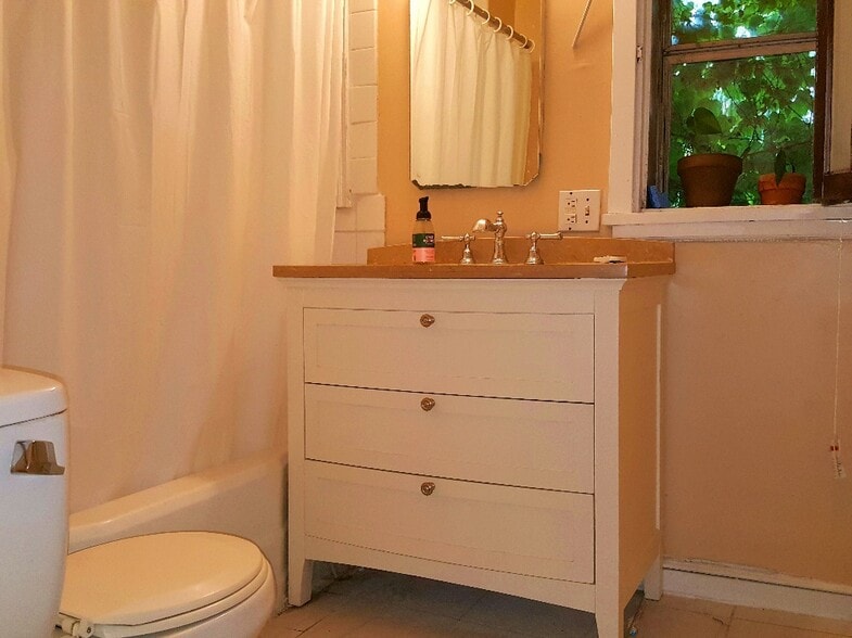 Building Photo - 920 18th Ave SE