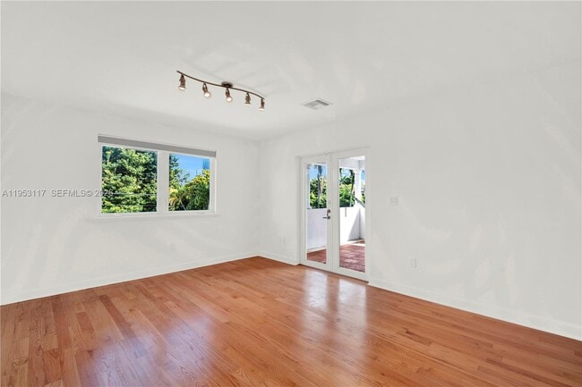 Building Photo - 527 SW 20th Rd