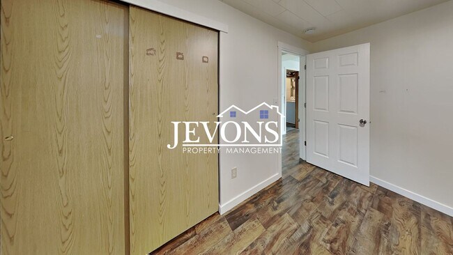 Building Photo - $1,000 Rent Credit if move-in occurs befor...