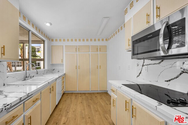 Building Photo - 14144 Dickens St