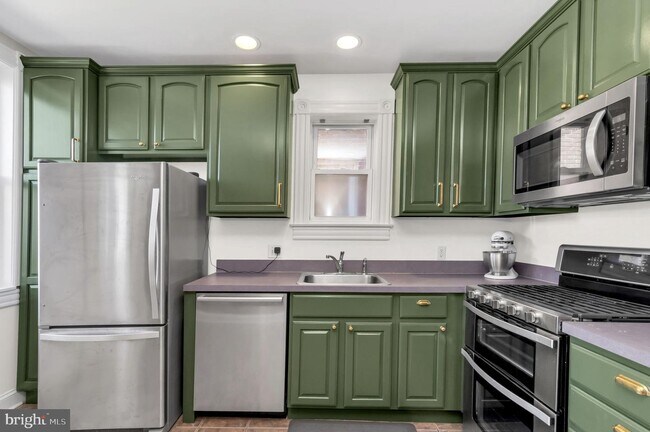 Building Photo - 117 15th St SE