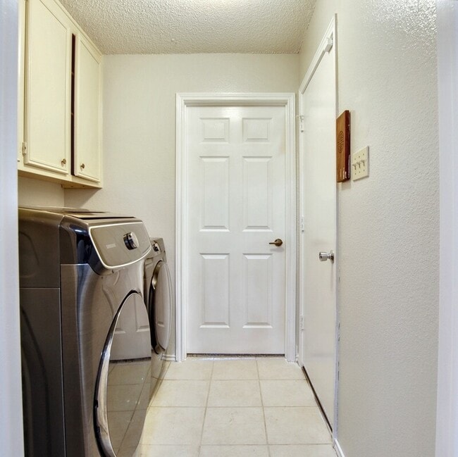 Building Photo - 5725 Ridgerock Ct