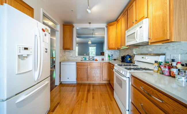 Building Photo - Comfortable Condo Living in Convenient Alexandria Location