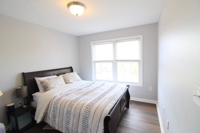 Building Photo - Large townhome with garage for rent in Taylor Springs!
