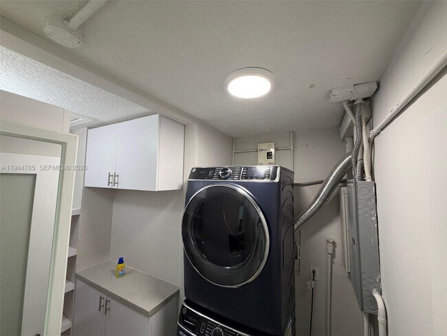 Building Photo - 9920 Jamaica Dr