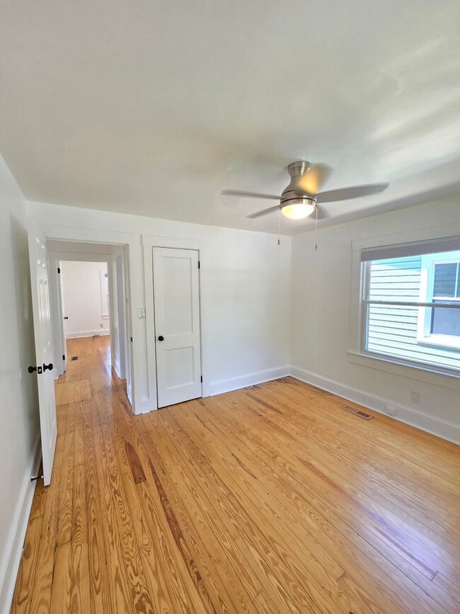 Building Photo - CAROLINA PLACE - Renovated 2 Bedroom - Gor...