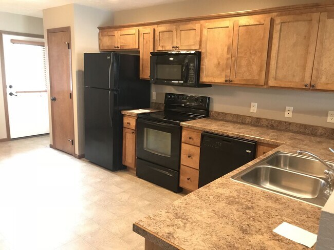 Building Photo - 2 Bed/1.5 Bath Townhome For Rent!