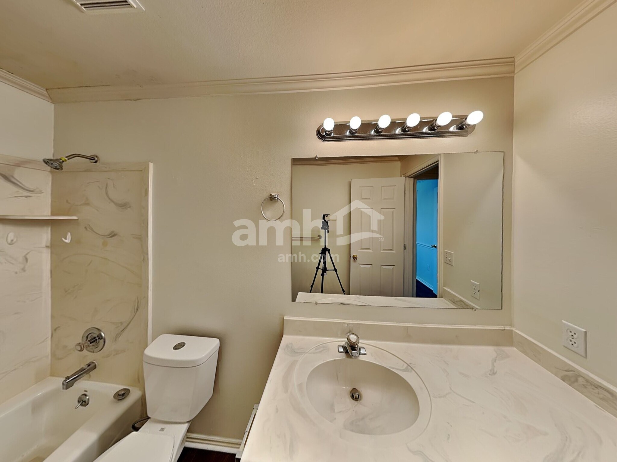 Building Photo - 523 E Center St