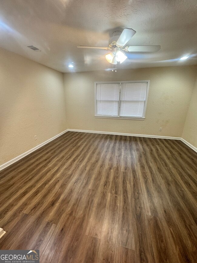 Building Photo - 736 Happy Hollow Rd