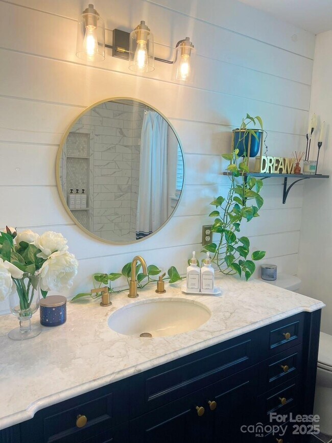 Building Photo - 7471 Lakehaven Dr