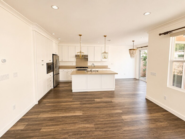 Building Photo - 111 Rodeo