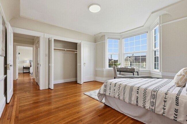 Building Photo - Charming Seacliff Top Floor Condo Unit with views of Golden Gate Bridge!