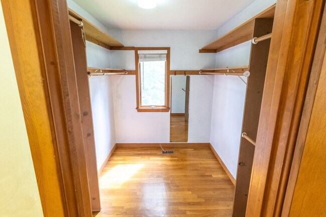 Building Photo - Beautiful Contemporary 3 Bedroom Home