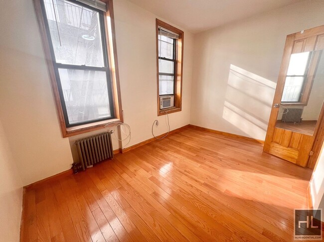 Building Photo - 3BR on Henry Street!!