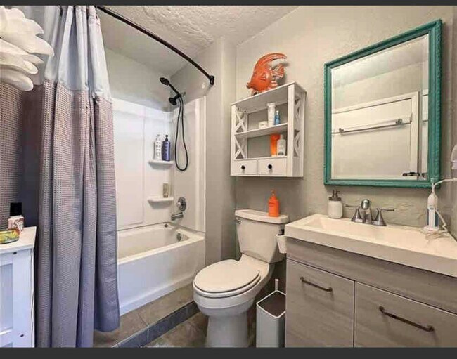 Building Photo - 610 1st Ave NE