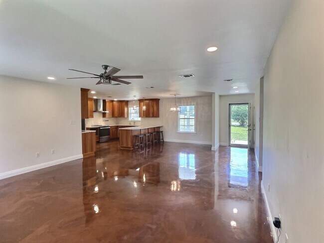 Building Photo - 3 BD Home with 30 x 40 Shop with Four 10 x 12 Attached Stalls