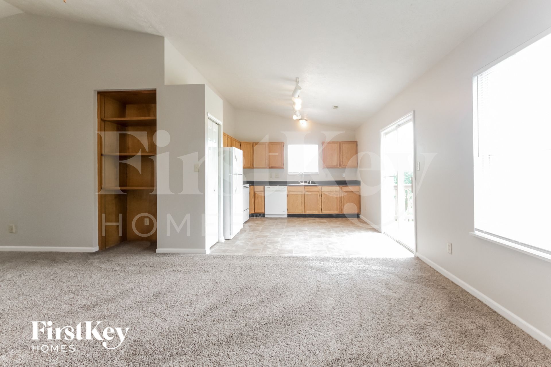 Building Photo - 2215 Rolling Oak Dr