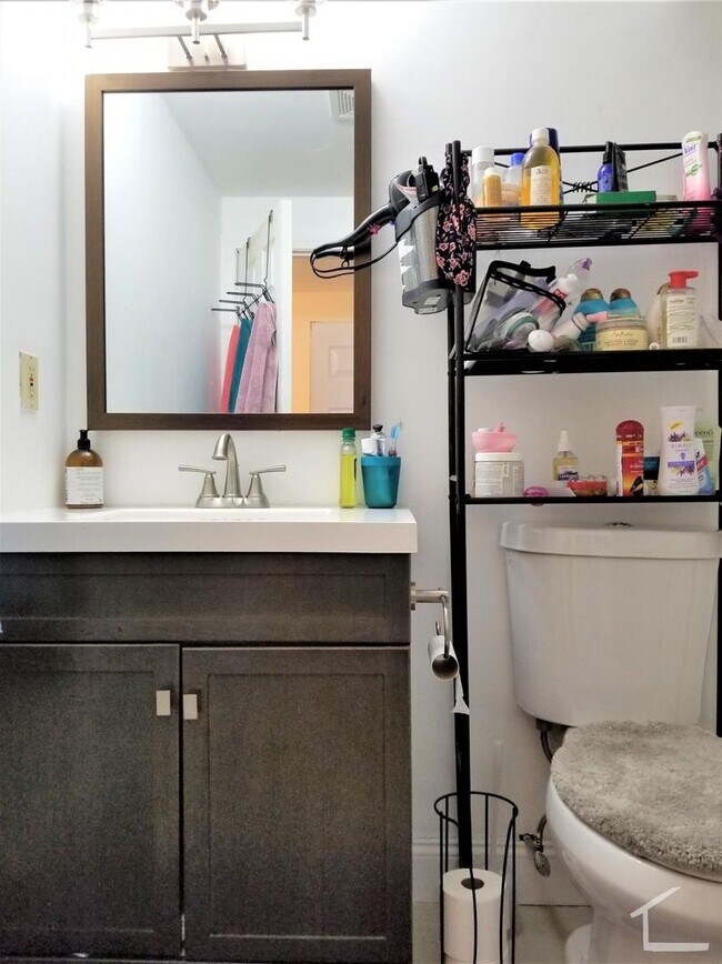 Building Photo - Nice 2 bed in South End