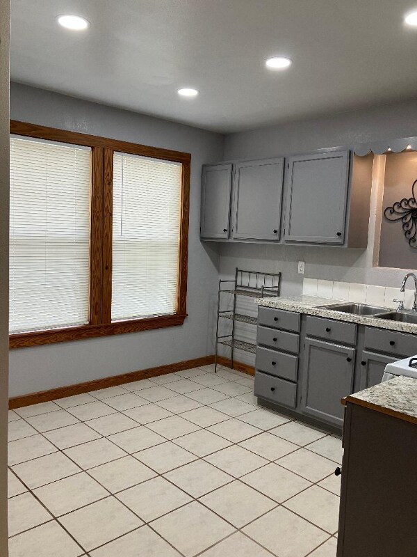 Building Photo - 910 Perry Ln