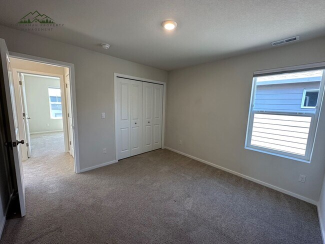 Building Photo - Gorgeous 5-bedroom, 3-bathroom home is desirable Springfield neighborhood