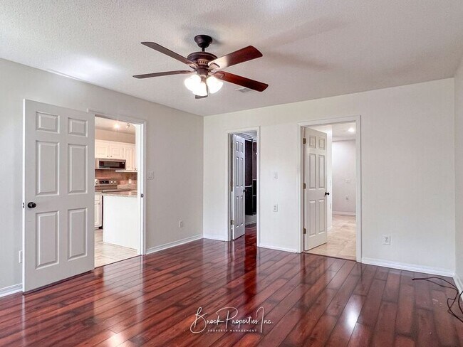 Building Photo - 2511 Southern Oaks Dr