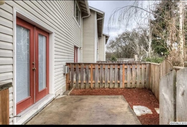Building Photo - 473 NE Conifer Blvd