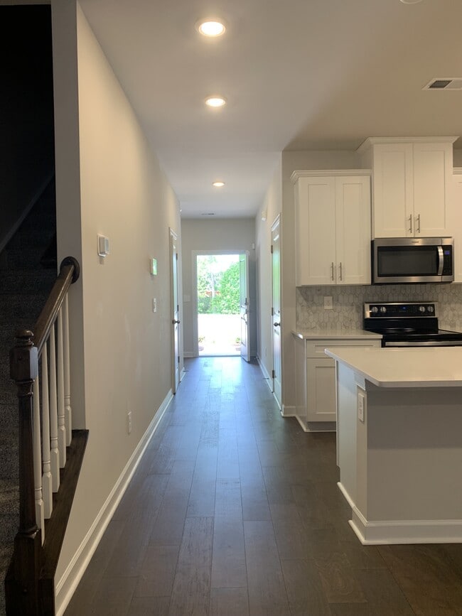 Building Photo - 1624 Vlg Grv Ln