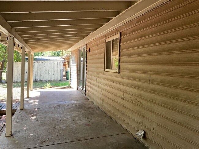 Building Photo - STUDENTS WELCOME! Sprawling Ranch Home w/ Large Fenced Yard