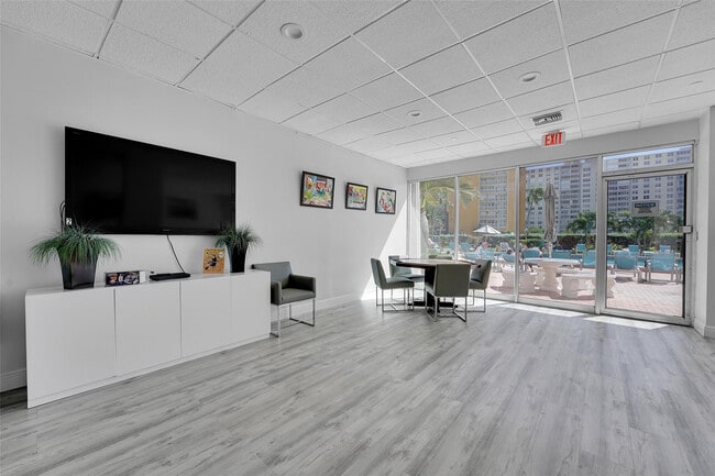 Building Photo - 405 N Ocean Blvd