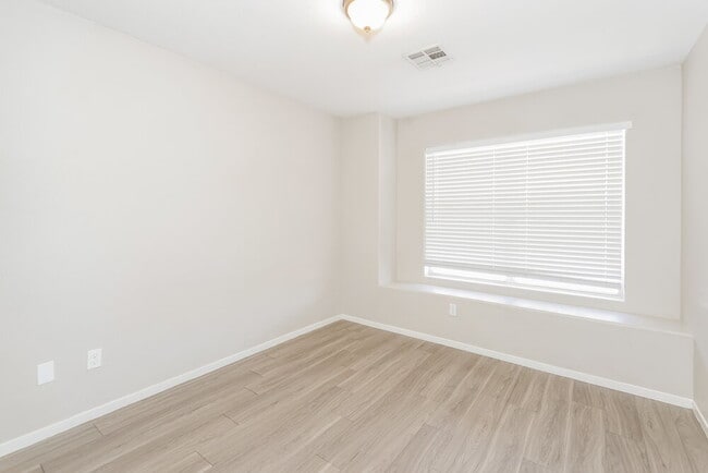Building Photo - 995 River Walk Ct